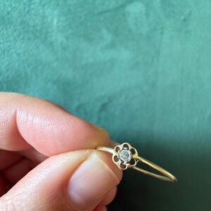 14k Gold Daisy Ring with white Sapphire Accent